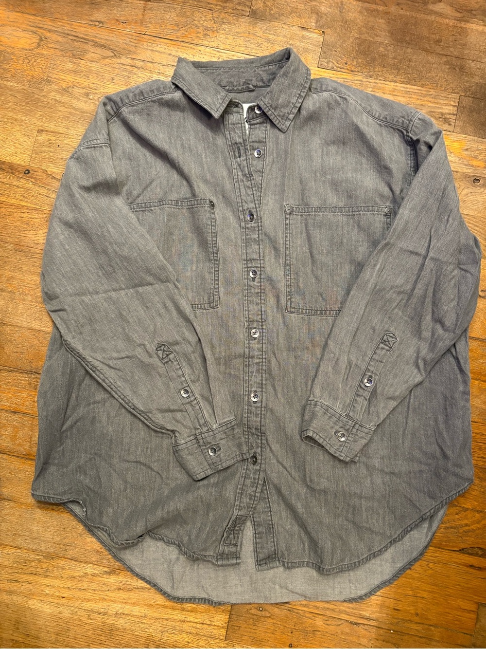 Gray Wome’s Long-Sleeve Button-Up Shirt